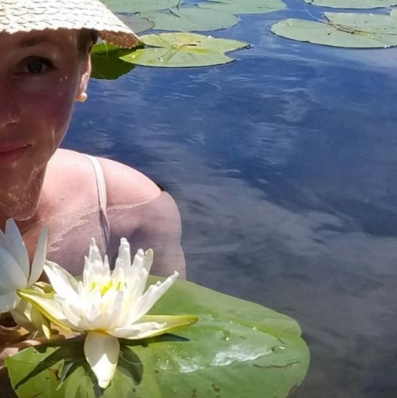 Meet your posher, Allison 🦌 - Picture 1 of 1